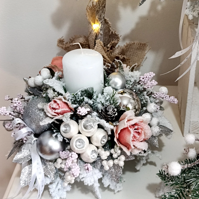 Stroik okrągły, biało - srebrny z nutą różu 42 Stroik okrągły, biało - srebrny z nutą różu 42