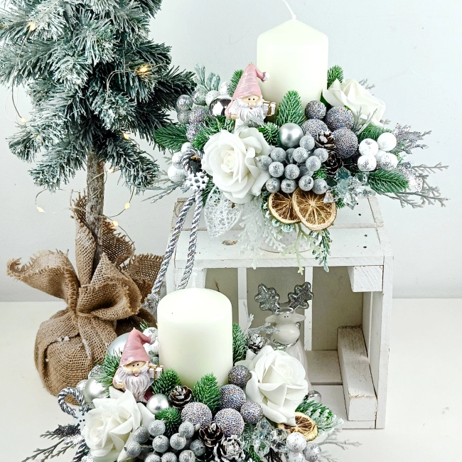 Stroik biało - srebrny z mikołajkiem nr 60 Stroik biało - srebrny z mikołajkiem nr 60