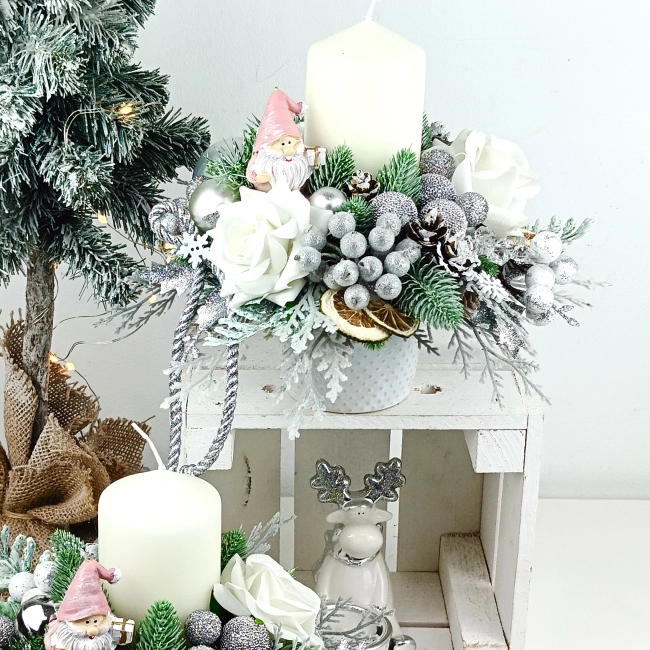 Stroik biało - srebrny z mikołajkiem nr 60 Stroik biało - srebrny z mikołajkiem nr 60