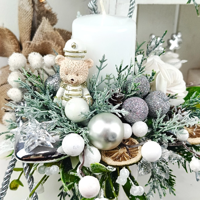 Stroik biało - srebrny z misiem żołnierzykiem nr 55