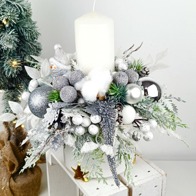 Stroik biało - srebrny z bałwankiem nr 59 Stroik biało - srebrny z bałwankiem nr 59