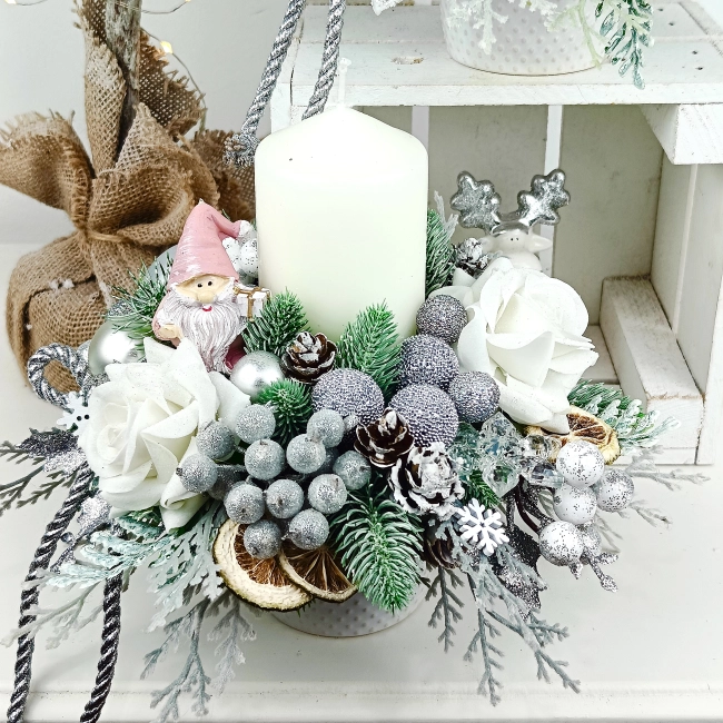 Stroik biało - srebrny z mikołajkiem nr 60 Stroik biało - srebrny z mikołajkiem nr 60